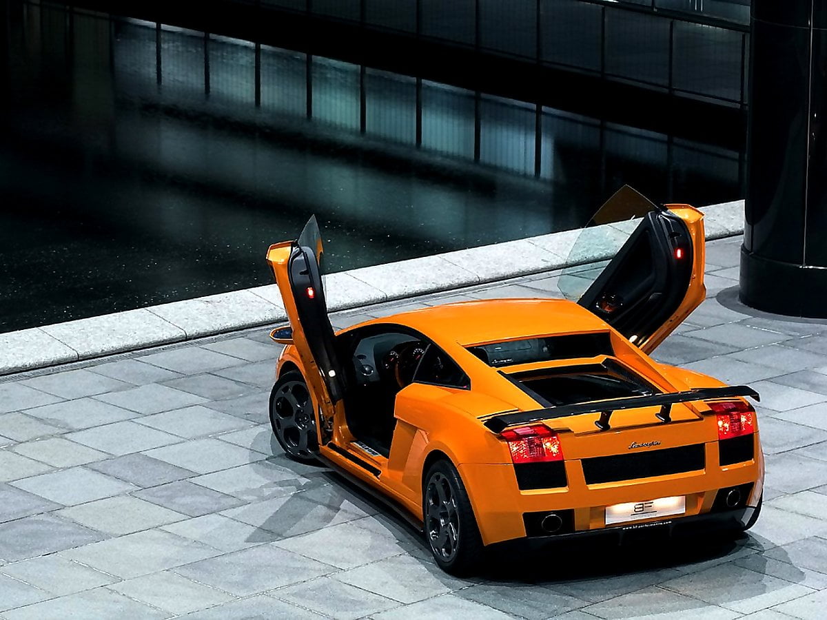 Svart och gul Lamborghini på parkeringsplats / gratis HD bakgrundsbilder 1152x864