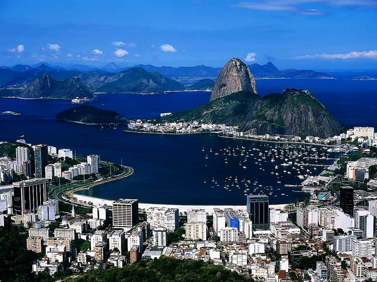 Stor byggnad och berg (Sockertoppen, Rio de Janeiro, Brasilien) / bakgrundsbild