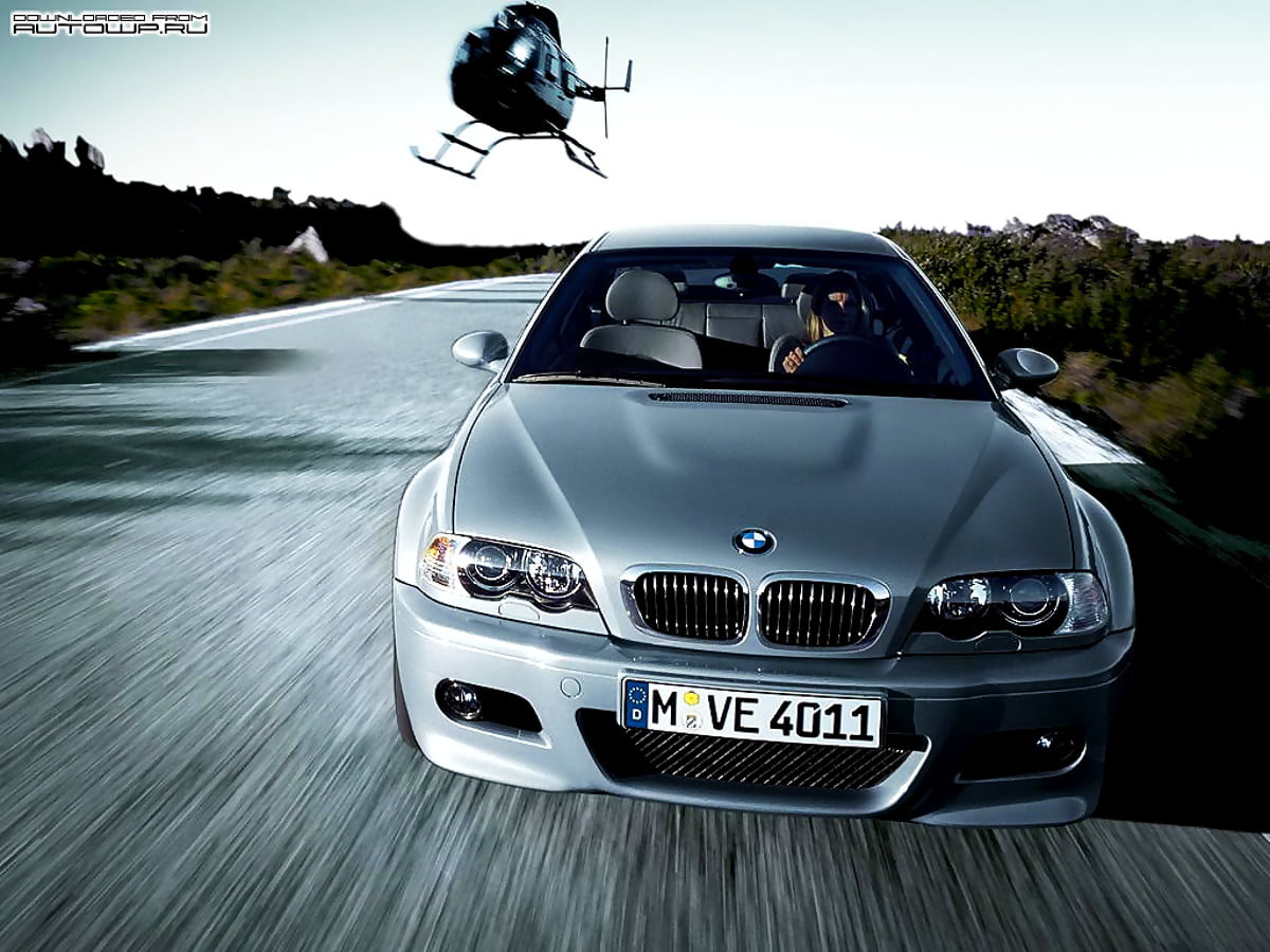 BMW kör på väg - gratis bakgrunder
