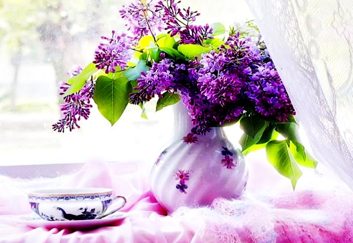 Vas fylld med rosa blommor på bordet - HD skrivbordsbakgrund