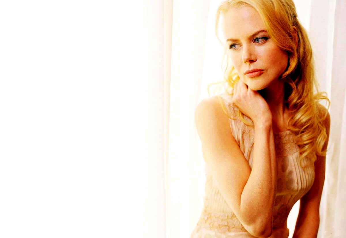Nicole Kidman som står framför spegeln - bakgrunder 1600x1100