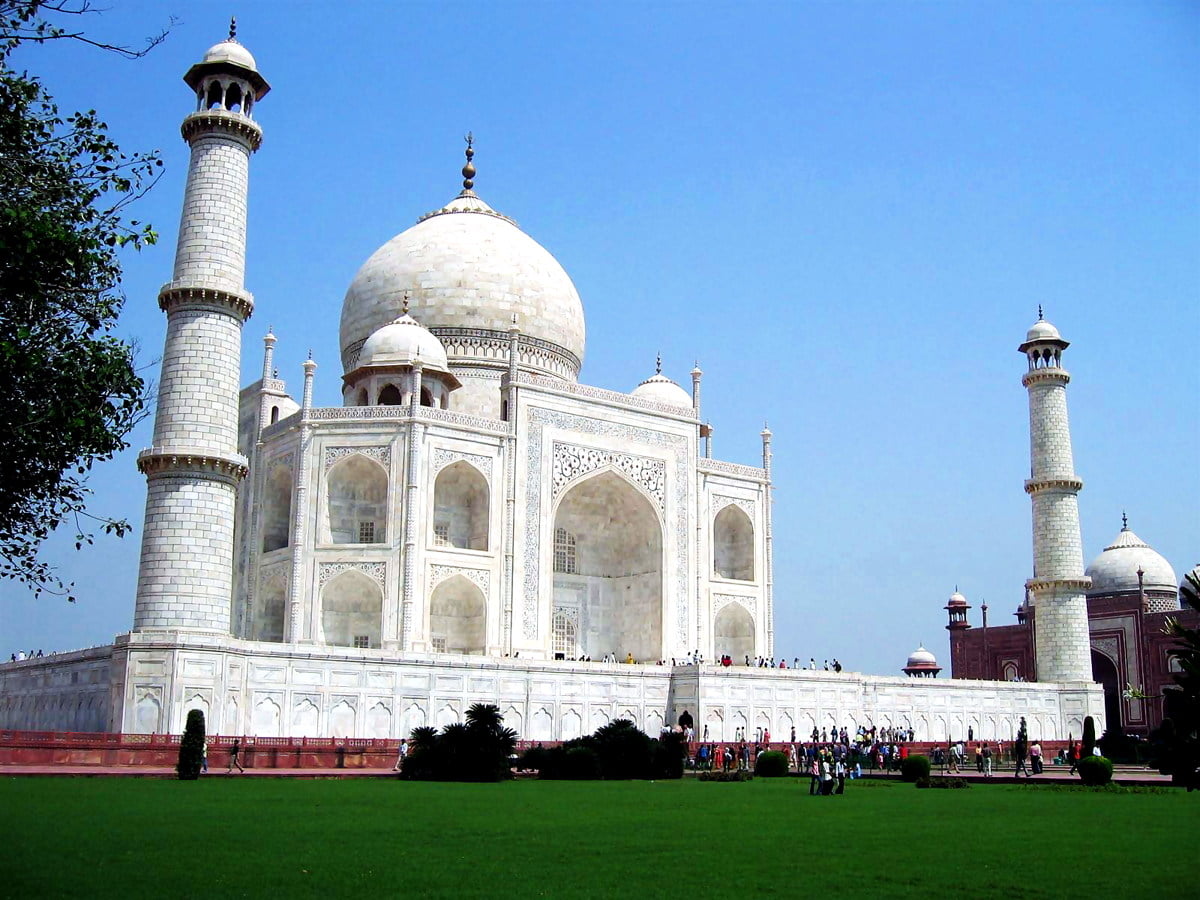 Stor vit byggnad och Taj Mahal (Agra, Indien)