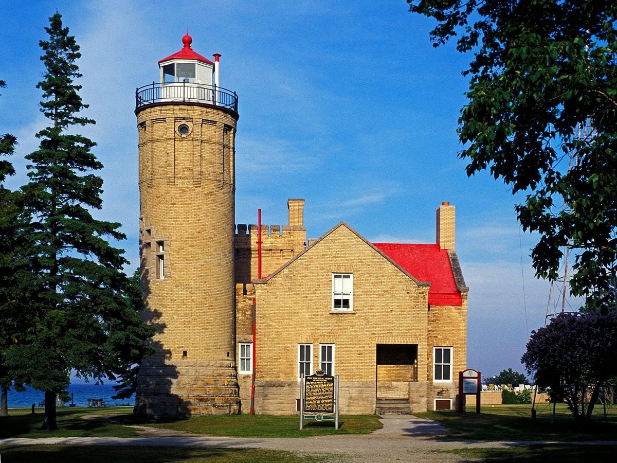 Gratis bakgrund HD : litet klocktorn framför huset (Colonial Michilimackinac, Mackinaw City, Michigan, Amerikas förenta stater)