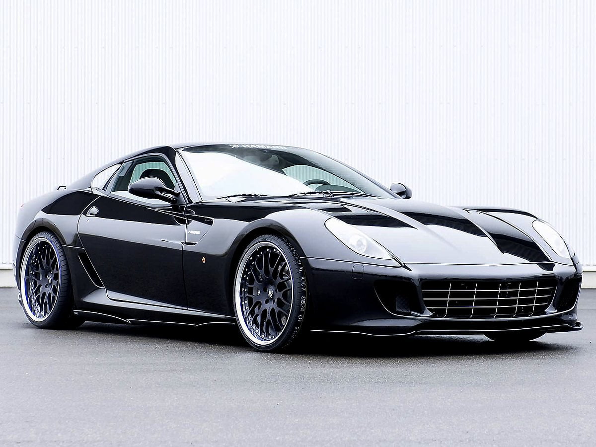 : Ferrari parkerad på parkeringsplats