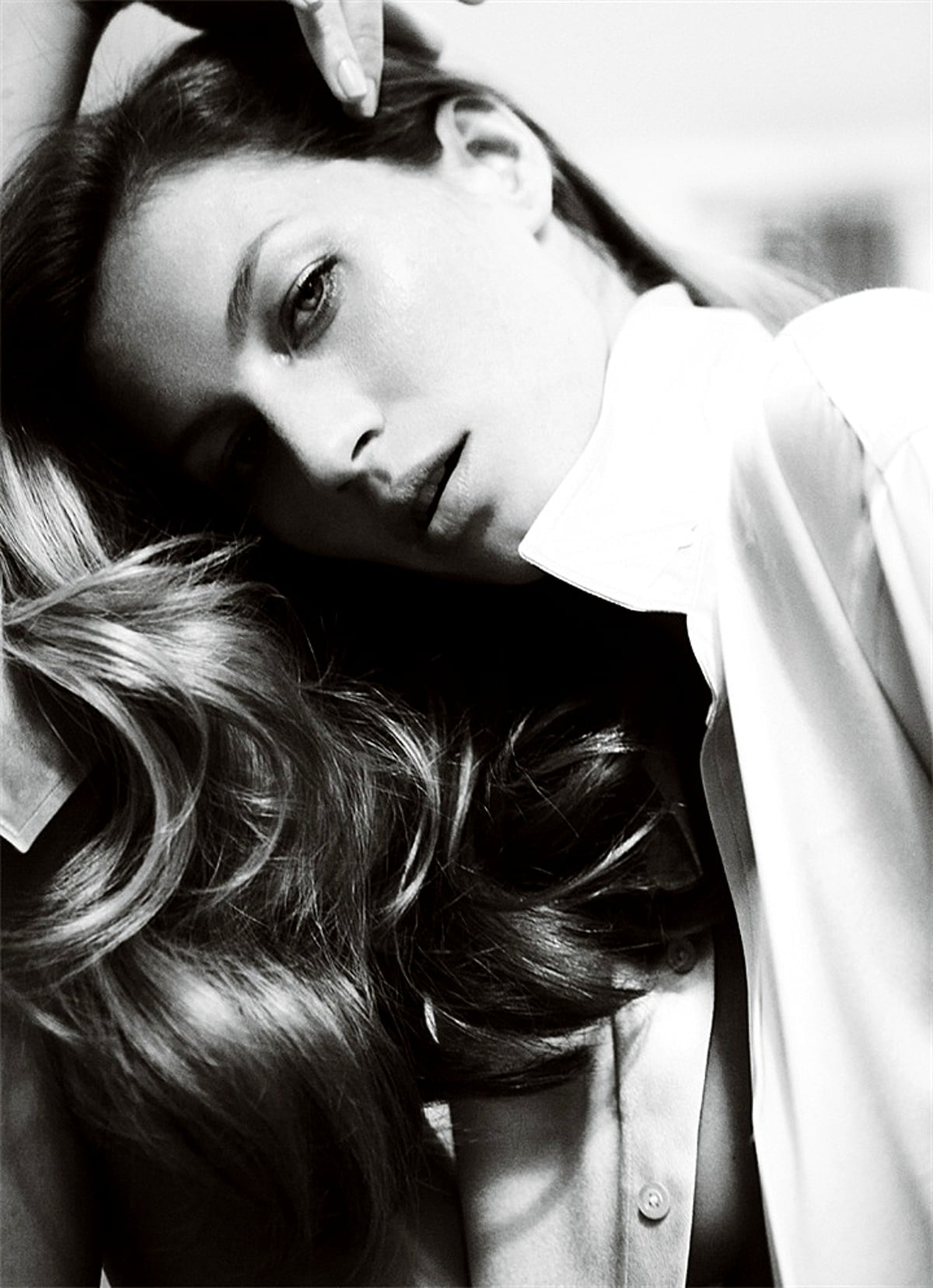 Mario Testino, Svartvita, Långt Hår bakgrund 🔥 Ladda Ner Bilder