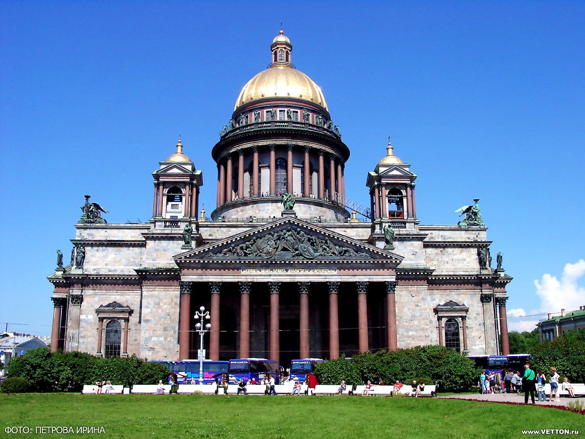 Stor stenbyggnad och Saint Isaac's Cathedral (Sankt Petersburg, Ryssland) — gratis skrivbordsbild 1600x1200