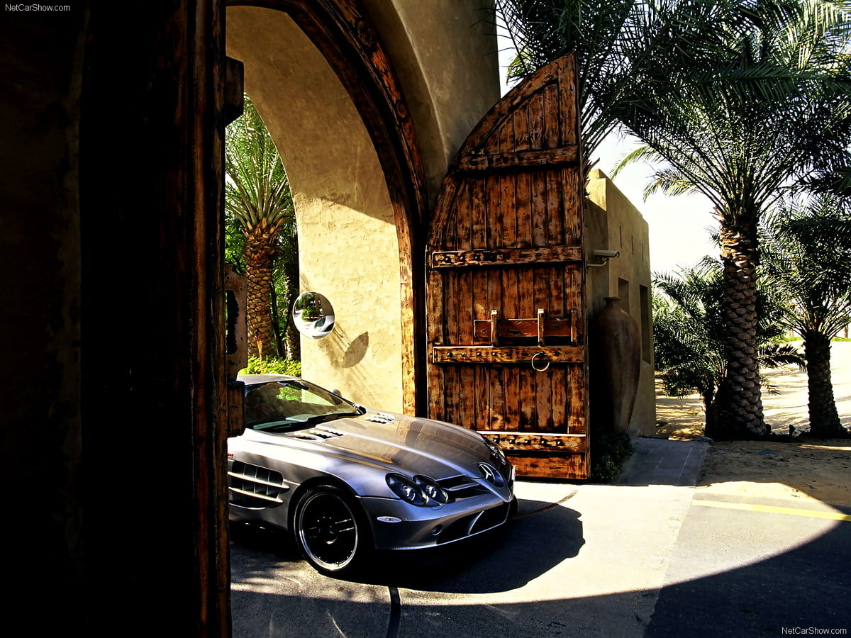 Mercedes nära byggnad - gratis bakgrundsbild