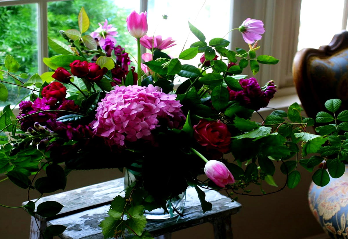 Vas fylld med lila blommor på bordet / gratis HD skrivbordsbilder (1600x1100)