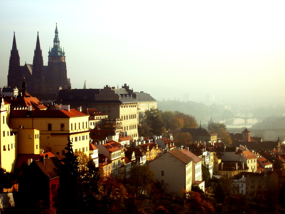 Stadsbild, Småstad, stad, dimma, torn (Pragborgen, Prag, Tjeckien) / gratis HD skrivbordsbilder 1200x900