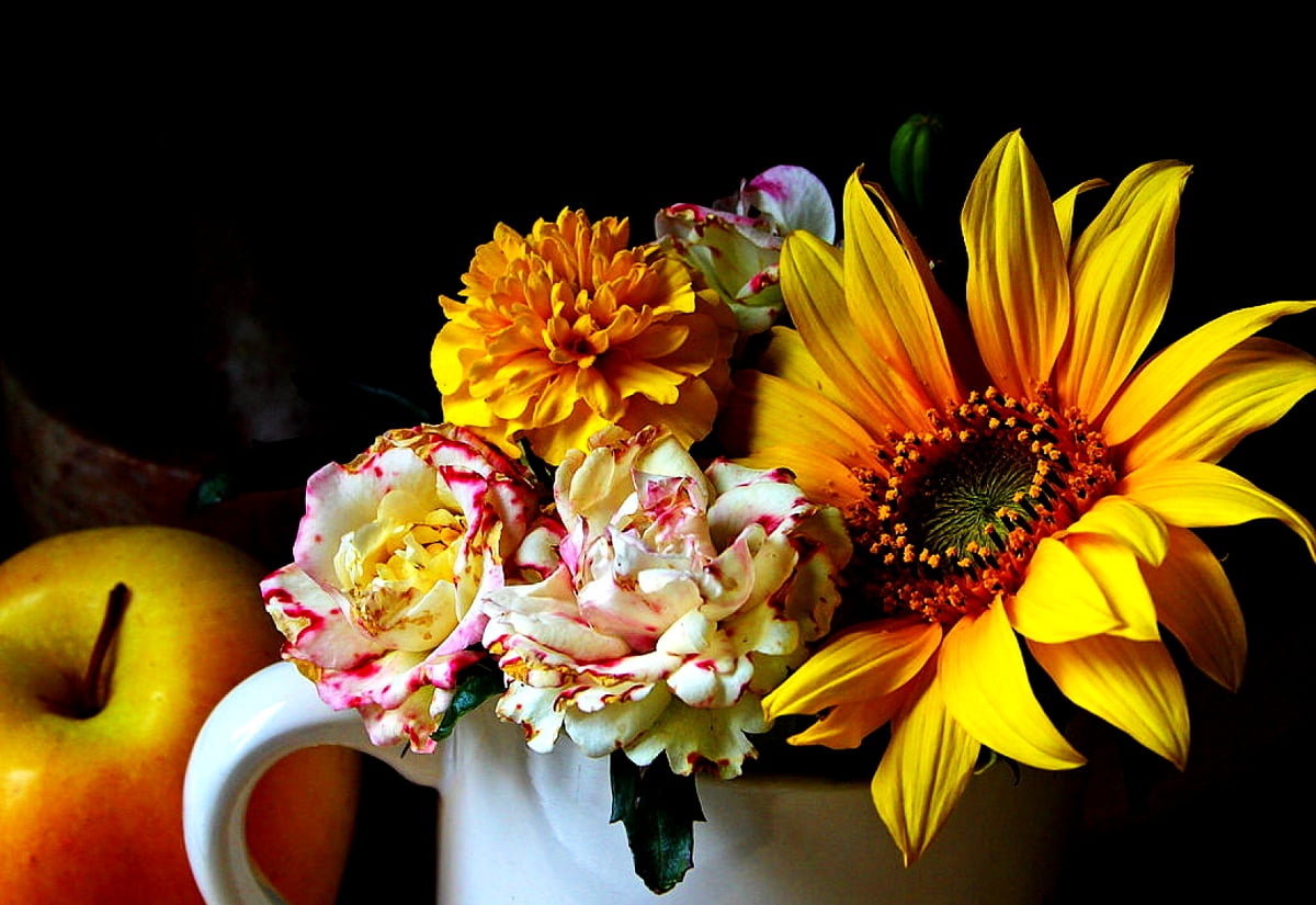 Vas fylld med blommor på gul blomma - HD skrivbordsbild (1600x1100)