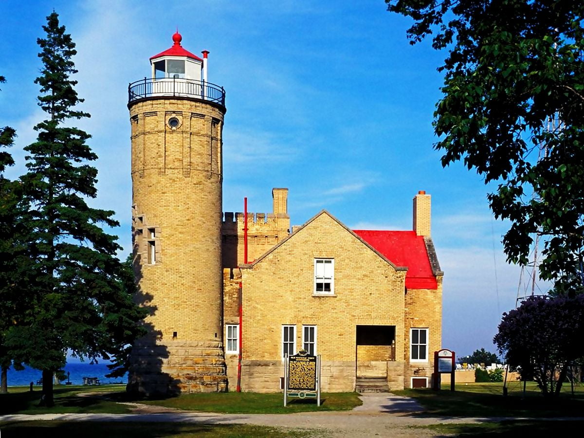 Litet klocktorn framför huset (Colonial Michilimackinac, Mackinaw City, Michigan, Amerikas förenta stater) - gratis bakgrundsbild 1024x768