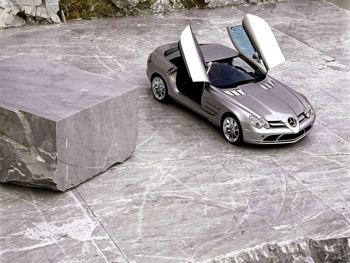 1600x1200 skrivbordsbakgrund — Mercedes parkerade på parkeringsplats