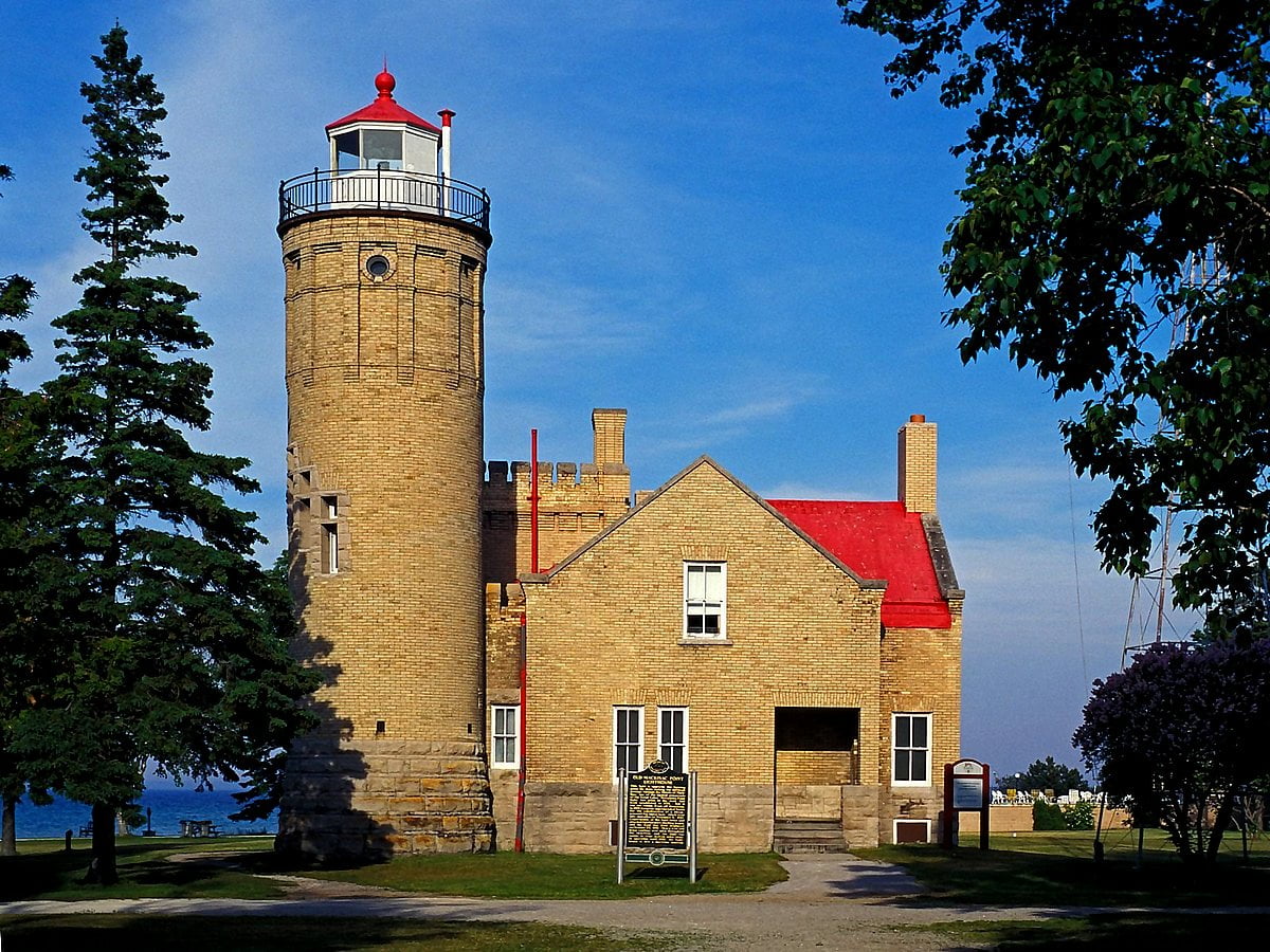 Litet klocktorn framför huset (Old Mackinac Point Lighthouse, Mackinaw City, Michigan, Amerikas förenta stater)