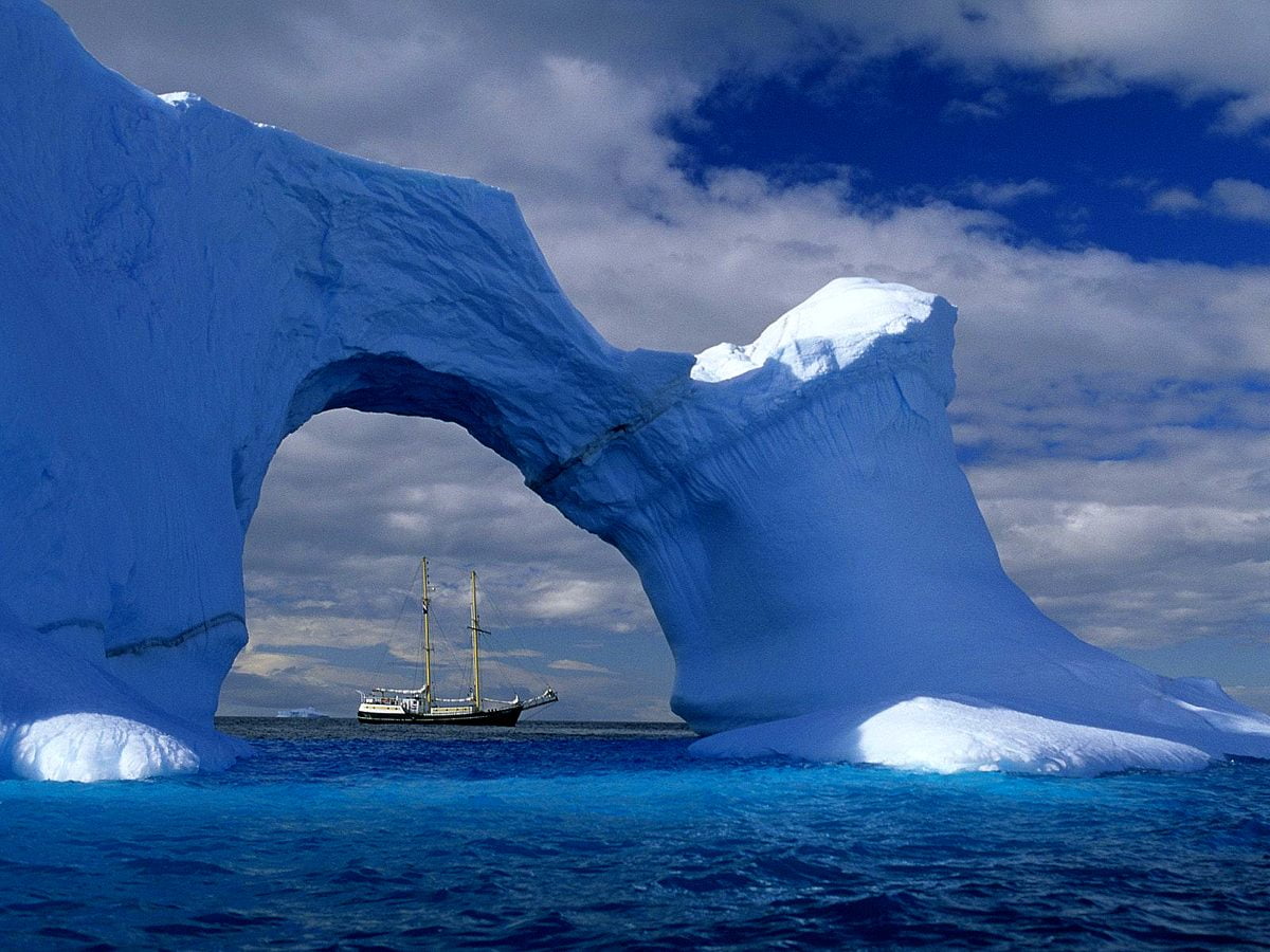 Blå och vit båt på berget (Alaska) - HD skrivbordsbakgrund
